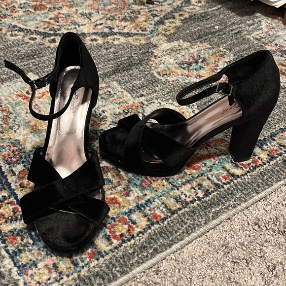 Torta Caliente Womens size 8 1/2 velvet Heels 🖤 - Picture 2 of 3